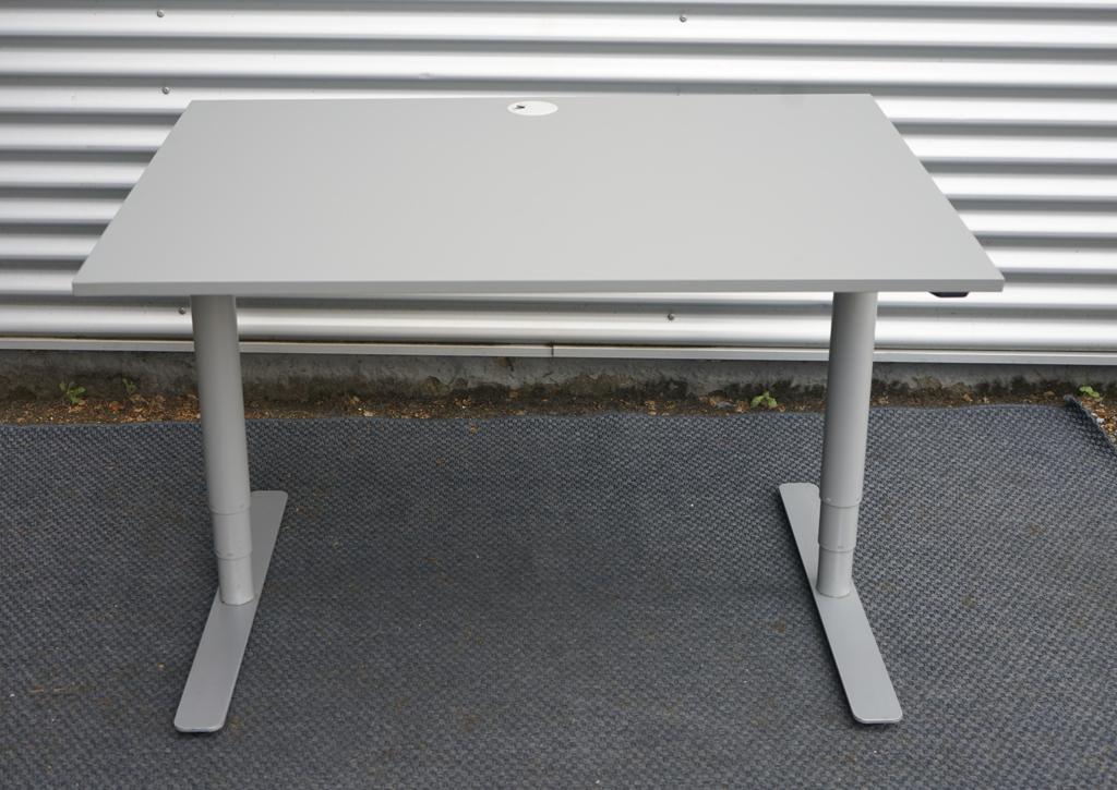 Frontvisning af Denconi hæve-sænkebord 120x80 cm med lysegrå laminatbordplade og robust T-stel.